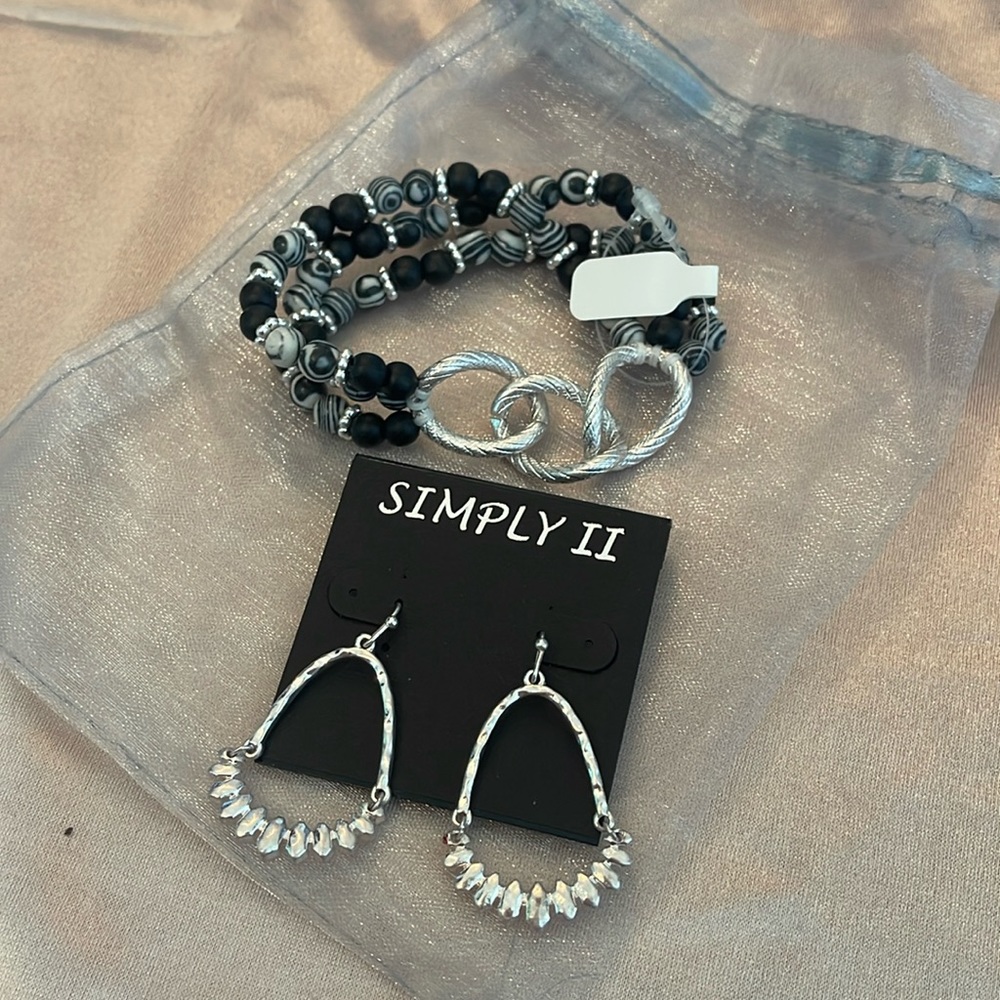 Earring and bracelet, set black, white, silver toned